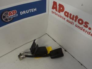 Usados Lengüeta de cinturón de seguridad centro detrás Audi A6 Precio € 19,99 Norma de margen ofrecido por AP Autos