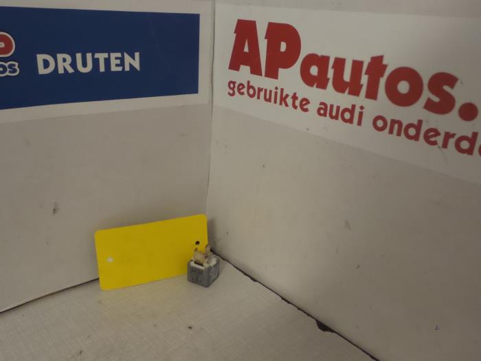 Relay from a Audi 80 (B3) 1.8 i 1991