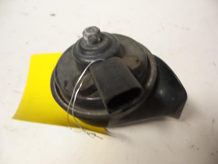 thumbnail image 2 of Used Audi A4 B6 (8E) High Tone Horn Tweeter - OEM 8E0951223 2 of 4