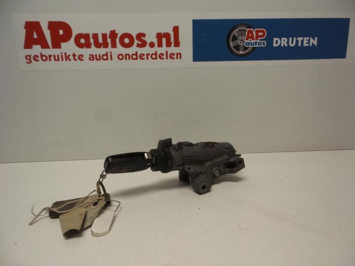 Zündschloss+Schlüssel van een Audi A4 Avant (B6) 2.4 V6 30V 2004