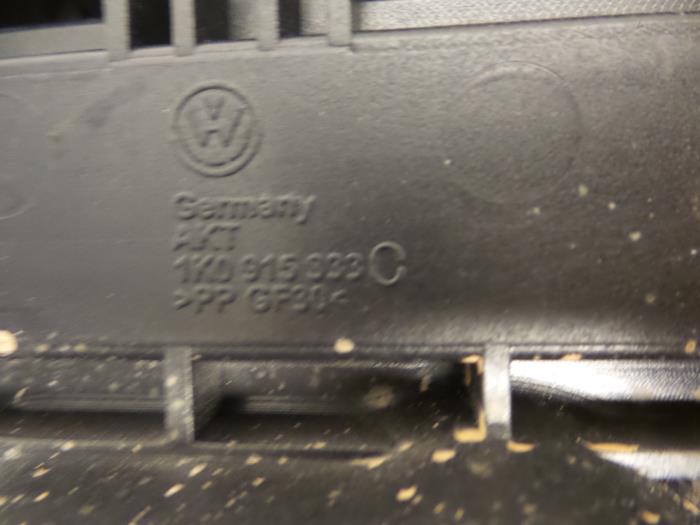 Pojemnik na akumulator z Audi A3 (8P1) 2.0 16V FSI 2006