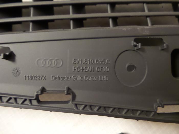 Rejilla de aire de salpicadero de un Audi A3 Limousine (8VS/8VM) 1.4 TFSI 16V 2015