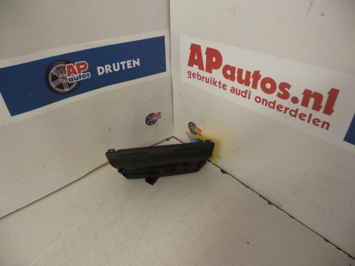 Begagnade Askkopp, fram Audi A6 (C5) 2.5 TDI V6 24V Pris € 14,99 Marginaltabell erbjuds av AP Auto's
