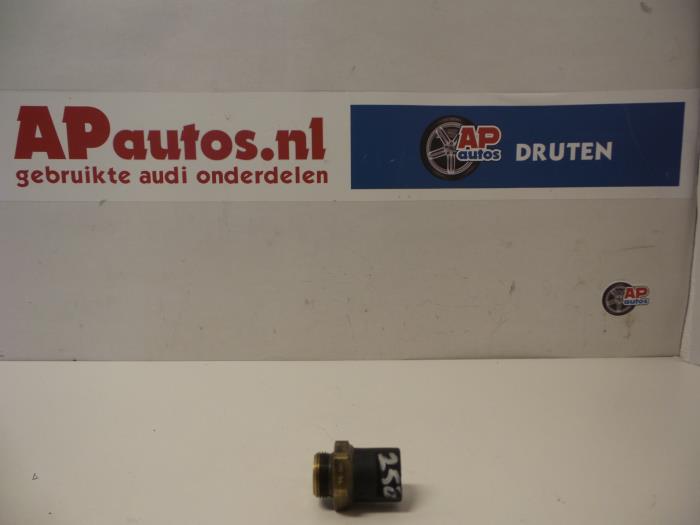 Sensor de temperatura de radiador de un Audi Cabrio (B4) 2.8 E 1994