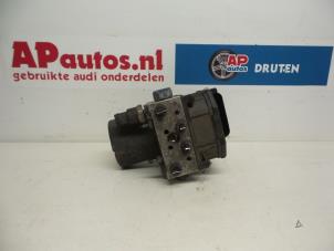 Usagé Pompe ABS Audi A4 Cabrio (B7) 3.0 V6 30V Prix € 34,99 Règlement à la marge proposé par AP Autos