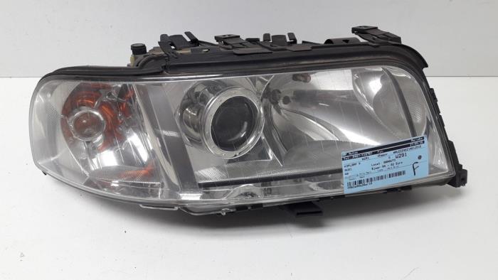Reflektor prawy z Audi A8 (D2) 2.5 TDI V6 24V 2001