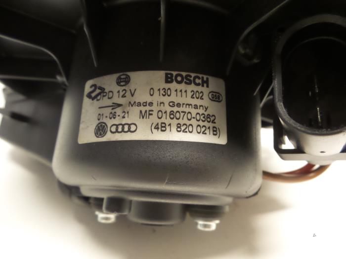 Motor de ventilador de calefactor de un Audi A6 Avant (C5) 2.5 TDI V6 24V 2001