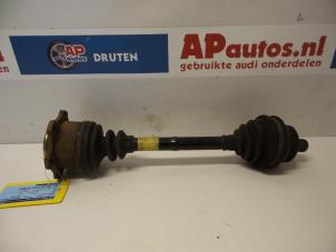 Usagé Arbre de transmission avant gauche Audi 80 (B4) 2.0 E Prix € 24,99 Règlement à la marge proposé par AP Autos