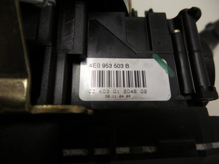 Interruptor de limpiaparabrisas de un Audi A6 (C6) 2.0 TDI 16V 2005