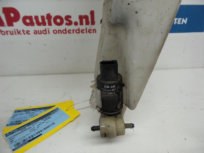 Windscreen washer pump from a Audi A6 Avant Quattro (C6) 3.2 V6 24V FSI 2005