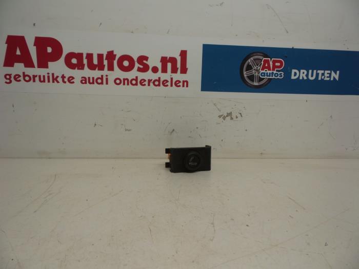 Zigarettenanzünder van een Audi A4 Avant (B6) 1.9 TDI PDE 130 2003
