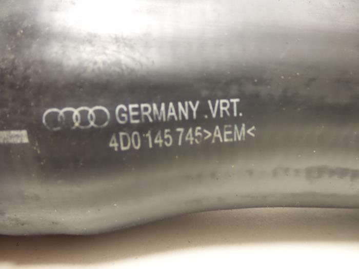 Schlauch (sonstige) van een Audi A8 (D2) 2.5 TDI V6 24V 2001