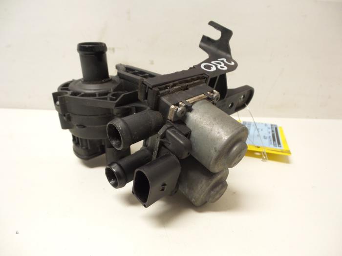Water pump from a Audi A6 (C6) 2.0 TDI 16V 2006