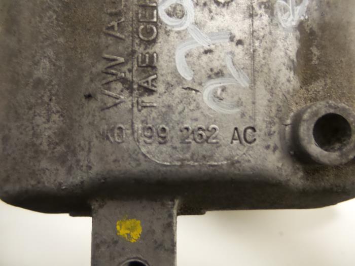 Engine mount from a Audi A3 (8P1) 1.6 2003