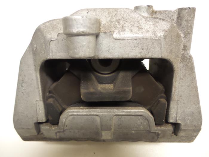 Engine mount from a Audi A3 (8P1) 1.6 2003