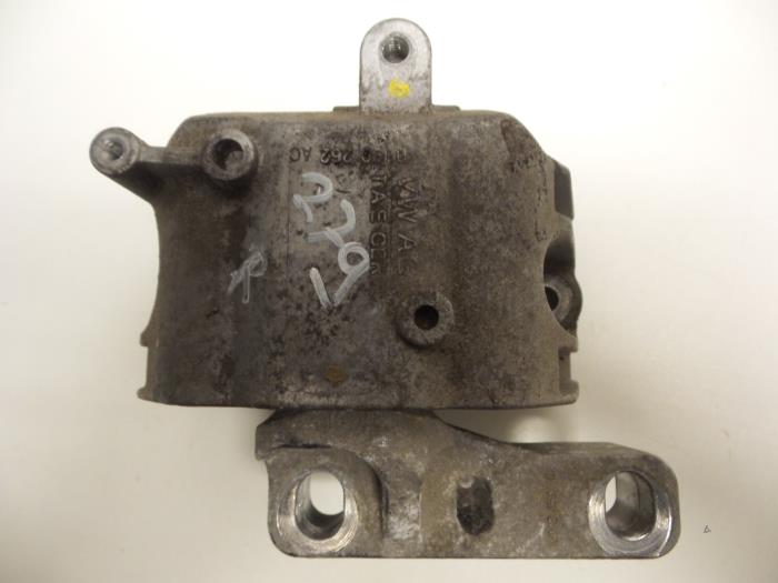 Engine mount from a Audi A3 (8P1) 1.6 2003