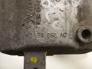 Engine mount from a Audi A3 (8P1) 1.6 2003