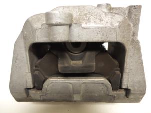 Engine mount from a Audi A3 (8P1) 1.6 2003