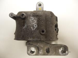 Engine mount from a Audi A3 (8P1) 1.6 2003