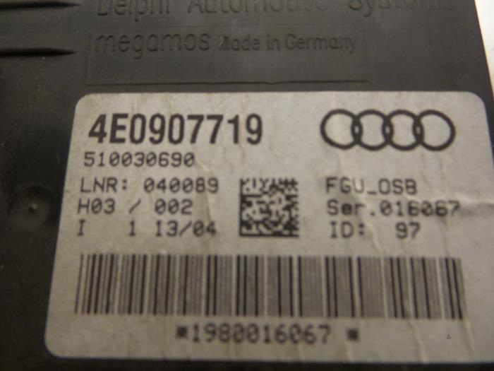 Modul (sonstige) van een Audi A8 (D3) 3.7 V8 40V Quattro 2005