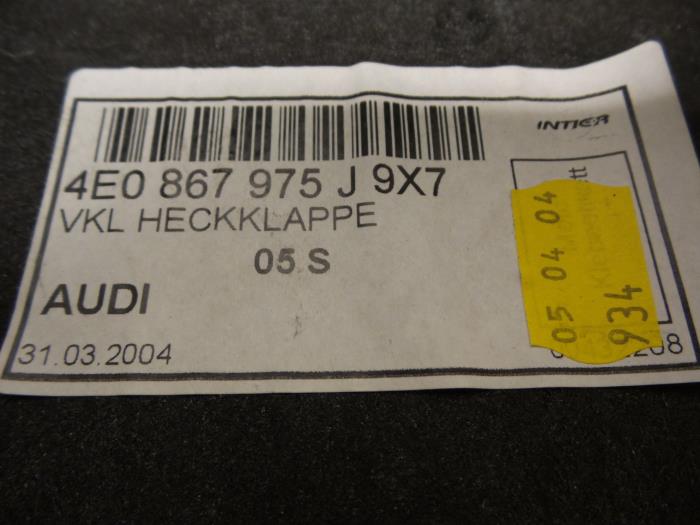 Verkleidung Heckklappe van een Audi A8 (D3) 3.7 V8 40V Quattro 2005