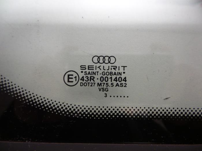 Trójkatna szyba lewy tyl z Audi A8 (D3) 3.7 V8 40V Quattro 2005