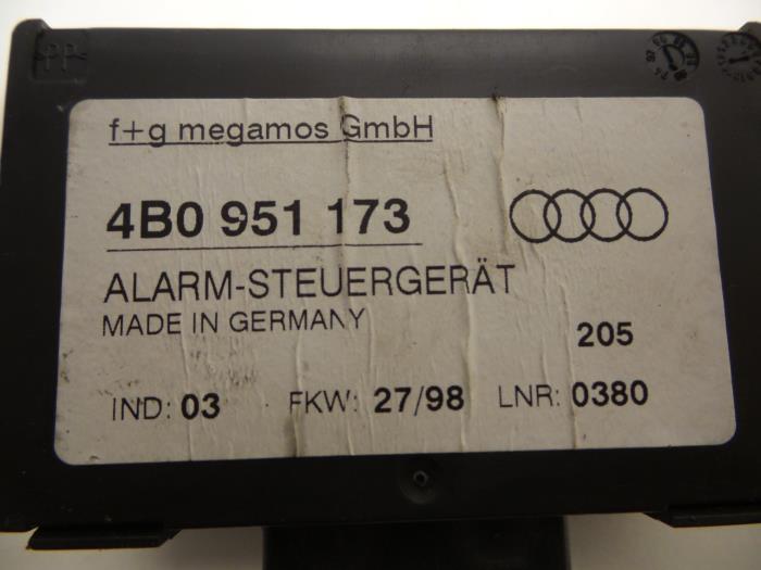 Módulo de alarma de un Audi A6 Avant (C5) 2.5 TDI V6 24V 1998