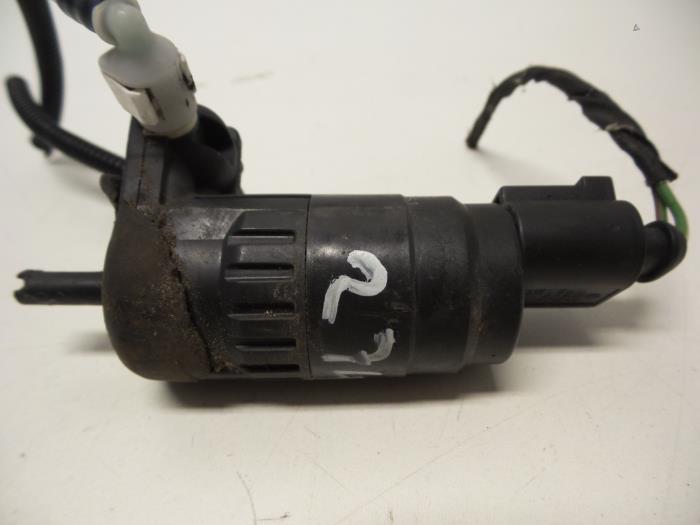 Front windscreen washer jet from a Audi A3 Sportback (8PA) 1.9 TDI 2008