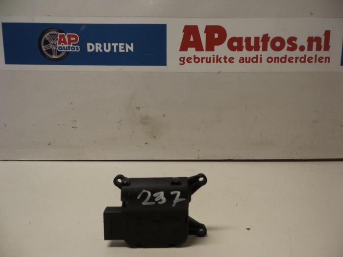 Motor de válvula de calefactor de un Audi A4 Avant (B6) 1.9 TDI PDE 130 2004