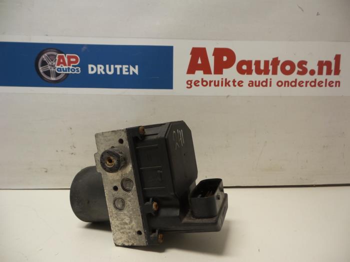 Używane Pompa ABS Audi A4 Avant (B6) 2.5 TDI 155 24V Cena € 49,99 Procedura marży oferowane przez AP Auto's