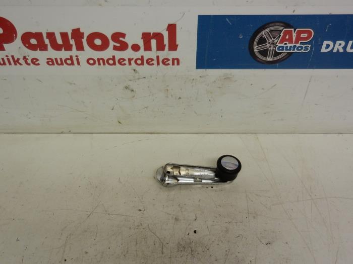 Usados Manivela de ventanilla Audi A4 (B5) 1.8 20V Precio € 9,99 Norma de margen ofrecido por AP Auto's