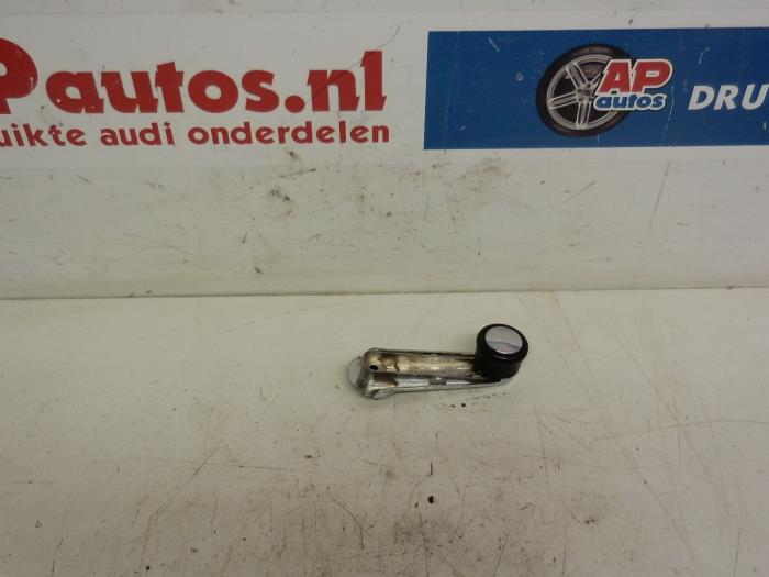 Usados Manivela de ventanilla Audi A4 (B5) 1.8 20V Precio € 9,99 Norma de margen ofrecido por AP Auto's