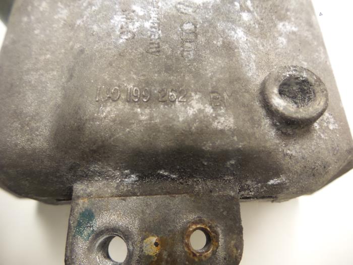 Support moteur d'un Audi TT (8N3) 1.8 T 20V Quattro 2000