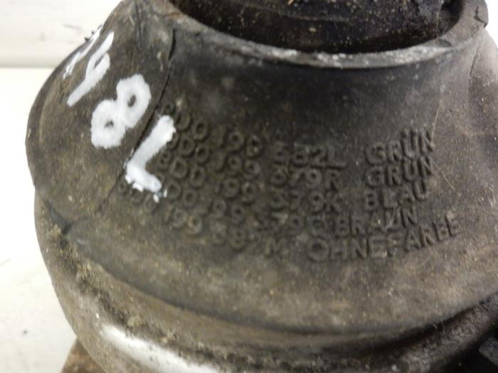 Engine mount from a Audi A4 Avant (B5) 2.5 TDI V6 24V 1998