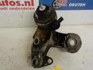 Engine mount from a Audi A4 Avant (B5) 2.5 TDI V6 24V 1998