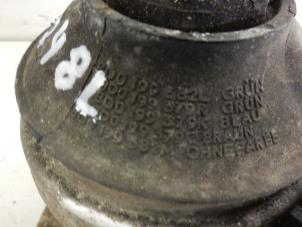 Engine mount from a Audi A4 Avant (B5) 2.5 TDI V6 24V 1998