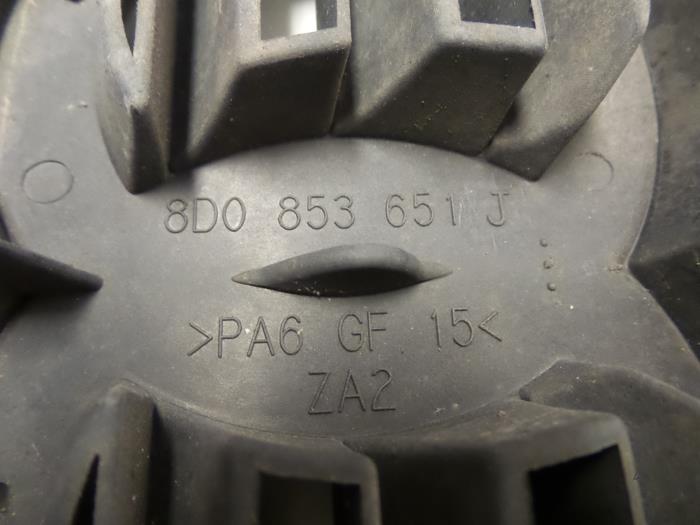 Grille from a Audi A4 Avant (B5) 2.5 TDI V6 24V 1998