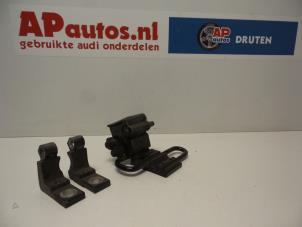 Używane Zawias drzwi prawych tylnych Audi A4 (B7) 2.0 TDI 16V Cena € 19,99 Procedura marży oferowane przez AP Autos