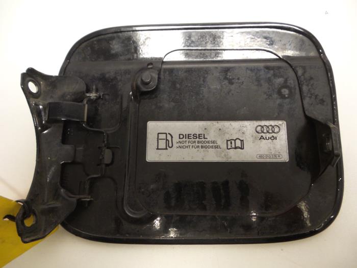 Tapa de depósito de un Audi A4 (B7) 2.0 TDI 16V 2005