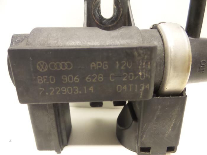 Válvula de sobrepresión turbo de un Audi A4 Avant (B6) 1.9 TDI PDE 130 2004