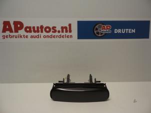 Używane Uchwyt drzwi prawych tylnych wersja 4-drzwiowa Audi A3 Sportback (8PA) 1.6 Cena € 35,00 Procedura marży oferowane przez AP Autos
