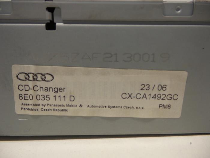 CD changer from a Audi A4 (B7) 2.0 TDI 16V 2006