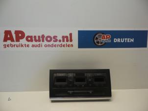 Usagé Panneau climatronic Audi A4 (B7) 2.0 TDI 16V Prix € 50,00 Règlement à la marge proposé par AP Autos