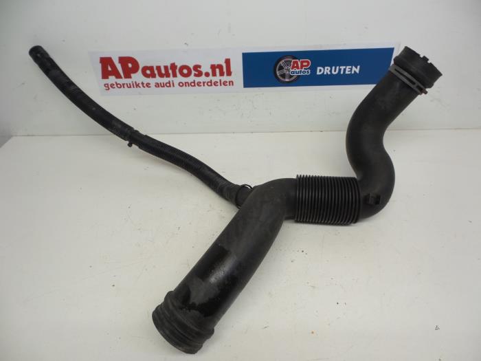 Air intake hose from a Audi A2 (8Z0) 1.6 FSI 16V 2002
