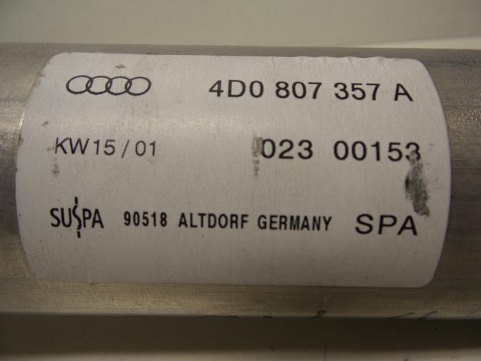 Stoßstangenstütze links hinten van een Audi A8 (D2) 2.5 TDI V6 24V 2001