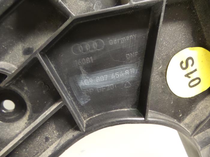 Pieza de parachoques derecha detrás de un Audi A6 2012