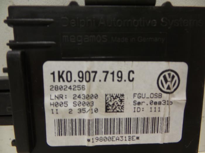 Alarm Modul van een Audi A3 Sportback (8PA) 2.0 TDI 16V 2010