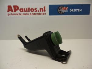 Usagé Réservoir d'huile direction assistée Audi A4 Cabrio (B7) 3.0 V6 30V Prix € 15,00 Règlement à la marge proposé par AP Autos