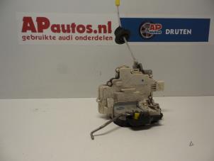 Usagé Serrure portière mécanique 4portes arrière droite Audi A4 Avant (B7) 2.0 20V Prix € 30,00 Règlement à la marge proposé par AP Autos
