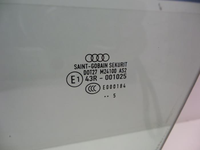 Szyba drzwi lewych przednich wersja 4-drzwiowa z Audi A4 (B7) 2.0 TDI 16V 2005